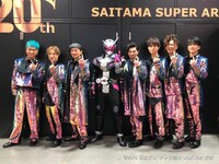DA PUMPとライブにゲスト出演した仮面ライダージオウ（左から4番目）。