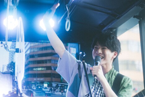 通行人に手を振る高田彪我。（撮影：鈴木友莉）