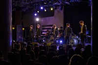 1月に開催されたCUBERS「冬の“踊らないワンマン2020”～豪華なフルバンド編成！生演奏でお届けします～」より。