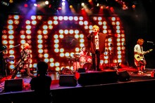 ゴールデンボンバー（撮影：菅沼剛弘）