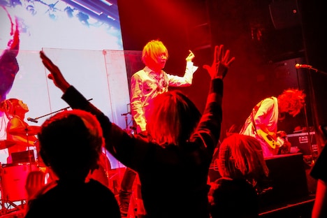 「暴れ曲」で咲き続けた、歌広場淳（Be-su）扮する淳子（手前）。（撮影：菅沼剛弘）