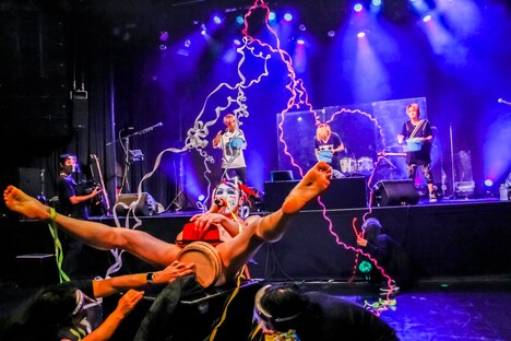 フロアで開脚する樽美酒研二（Doramu）。（撮影：菅沼剛弘）