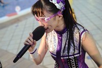 紫のゴーグルを装着した高城れに。