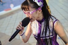 紫のゴーグルを装着した高城れに。