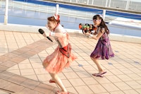 百田夏菜子（左）に水をかける高城れに（右）。