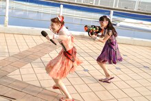 百田夏菜子（左）に水をかける高城れに（右）。