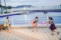 水を掛け合うももいろクローバーZ。