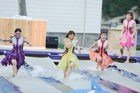 プールの上を全力疾走するももいろクローバーZ。