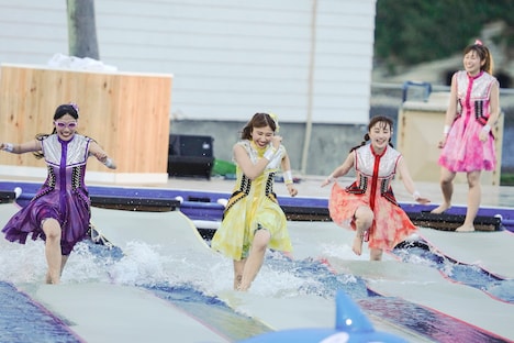 プールの上を全力疾走するももいろクローバーZ。