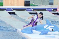 プール中央のステージに到着した高城れに。