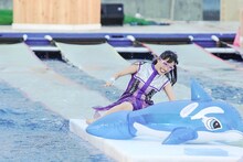 プール中央のステージに到着した高城れに。