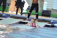 飯塚高史に追われる佐々木彩夏。