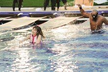 飯塚高史に追われる佐々木彩夏。