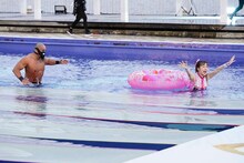 飯塚高史に追われる佐々木彩夏。