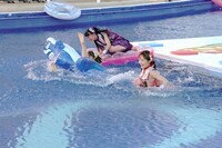 プールに飛び込むももいろクローバーZ。