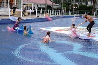 飯塚高史から逃げる佐々木彩夏（右から2番目）。