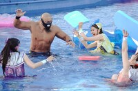 飯塚高史から逃げるももいろクローバーZ。