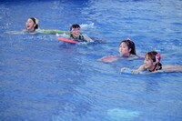 ビート板を使って泳ぐももいろクローバーZ。