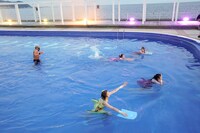 飯塚高史から逃げるももいろクローバーZ。