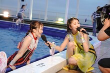 百田夏菜子（左）にマイクを向ける玉井詩織（右）。