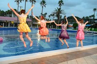 プールにダイブするももいろクローバーZ。