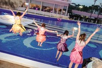 プールにダイブするももいろクローバーZ。