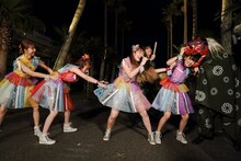 獅子舞に襲われるももいろクローバーZ。