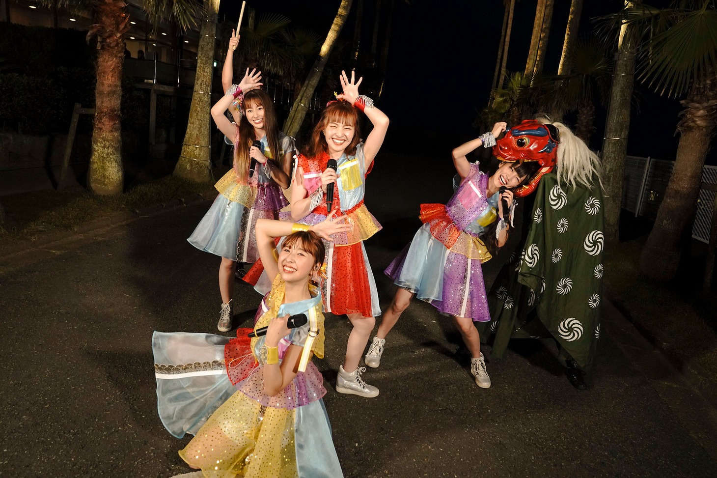 獅子舞に襲われるももいろクローバーZ。