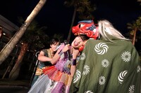 獅子舞に襲われる高城れに。