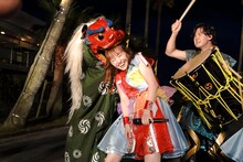 獅子舞に襲われる百田夏菜子。