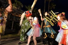 獅子舞に襲われる佐々木彩夏。