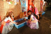 縁日を楽しむももいろクローバーZ。