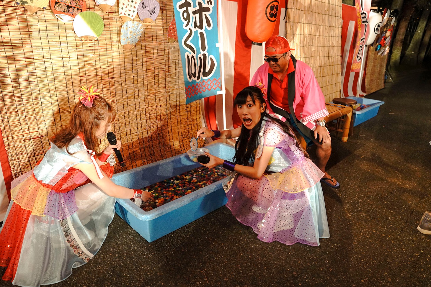 縁日を楽しむももいろクローバーZ。