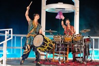 左から和太鼓奏者の一彩、ヒダノ修一。