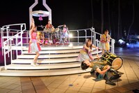 「ももいろ太鼓どどんが節」をパフォーマンスするももいろクローバーZ。