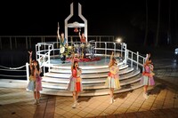 「ももいろ太鼓どどんが節」をパフォーマンスするももいろクローバーZ。