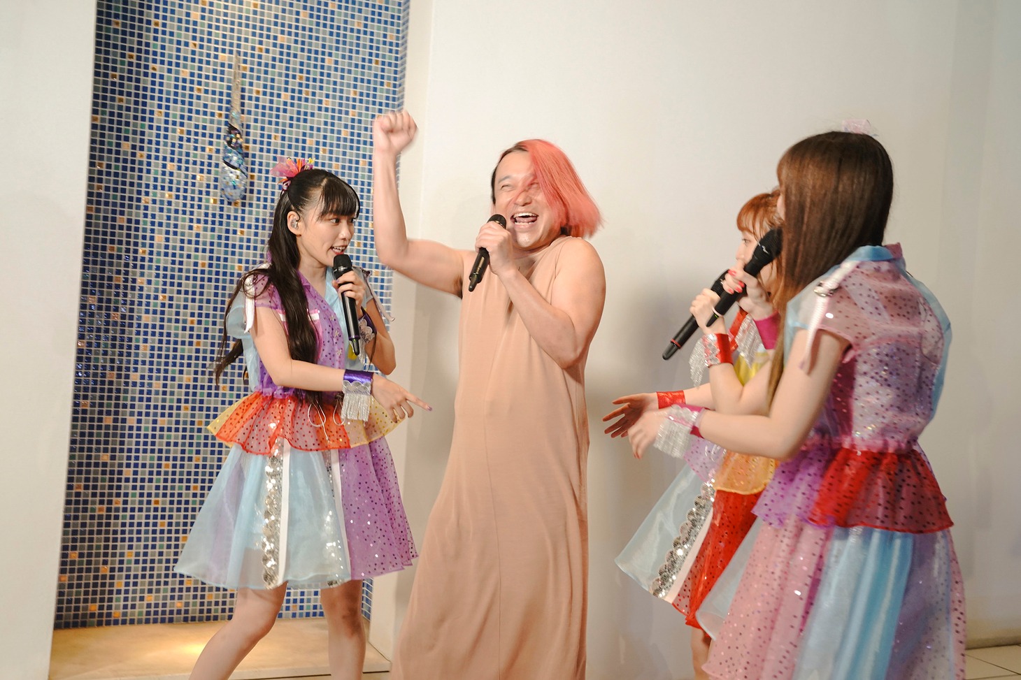 ももクロのライブに乱入してきた永野（中央）。