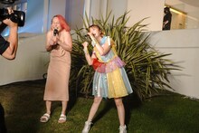 左から永野、玉井詩織。