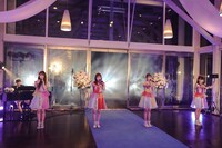 「キミノアト」を歌うももいろクローバーZ。