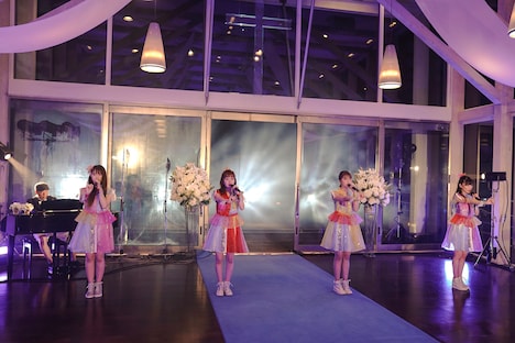 「キミノアト」を歌うももいろクローバーZ。