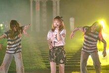 ゾンビに驚きながら歌う百田夏菜子。