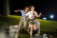 ゾンビに追われる佐々木彩夏。