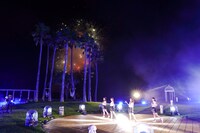 花火をバックに「Hanabi」を歌うももいろクローバーZ。