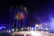 花火をバックに「Hanabi」を歌うももいろクローバーZ。