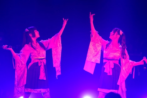 左から工藤ひなき、巴奎依。(撮影:山口宏之)