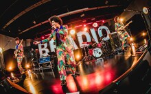BRADIO「BRADIO 10th Anniversary 夏だ！海だ！配信だ！って事で配信ライブやりま～す～」の様子。
