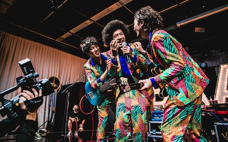 BRADIO「BRADIO 10th Anniversary 夏だ！海だ！配信だ！って事で配信ライブやりま～す～」の様子。