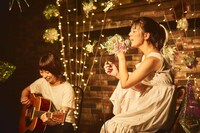 左から岡愛子（G）、永原真夏。（撮影：Uwabo Koudai）