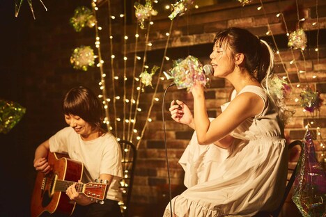 左から岡愛子（G）、永原真夏。（撮影：Uwabo Koudai）