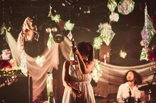 「永原真夏 配信ワンマンライブ HOME GIRL 特別編『太陽の宝石』」の様子。（撮影：Uwabo Koudai）